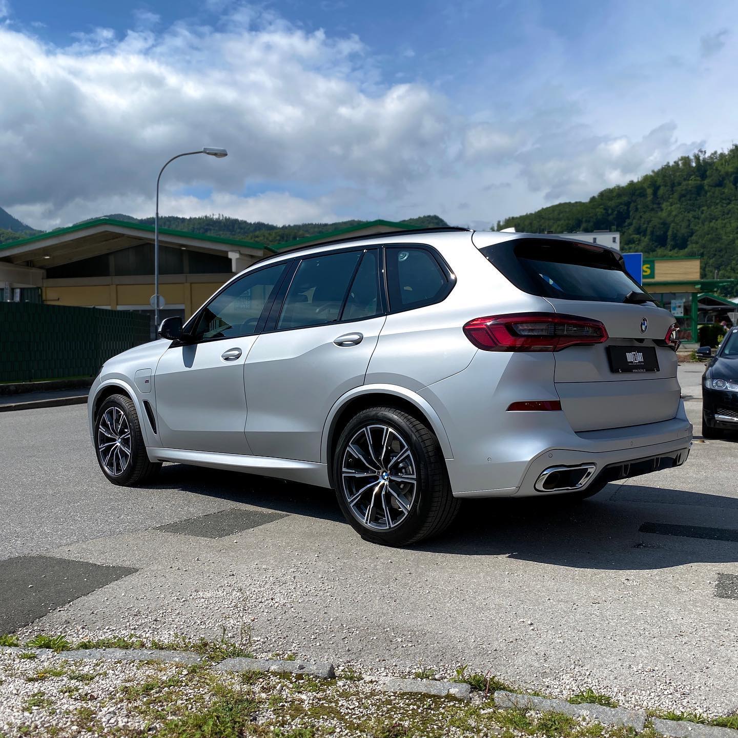 silber matt folierter BMW X5 Heckansicht einer Autofolierung
