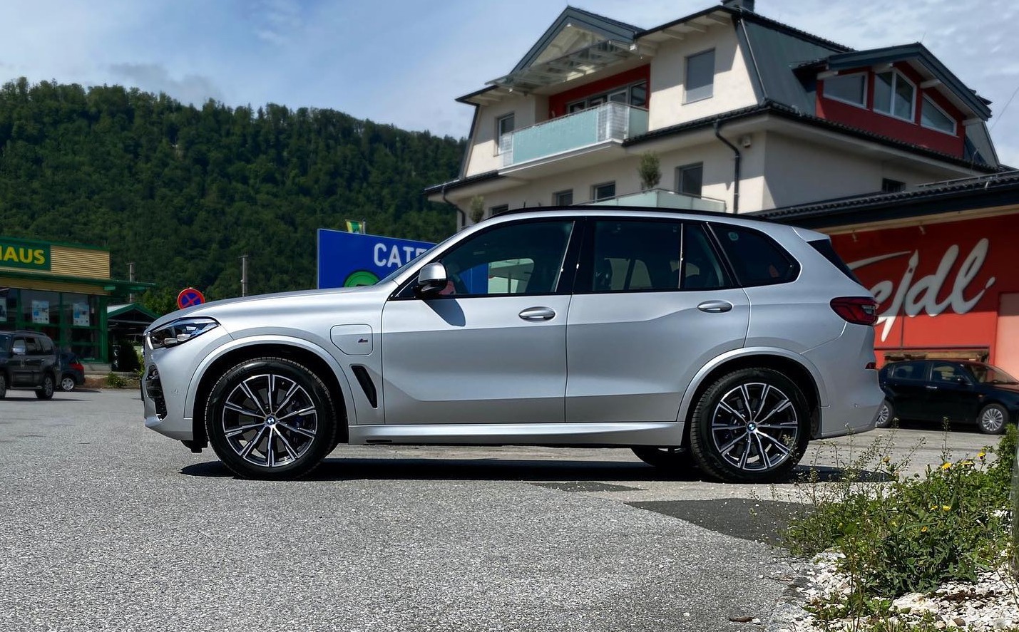 silber matt folierter BMW X5 Seitenansicht einer Autofolierung