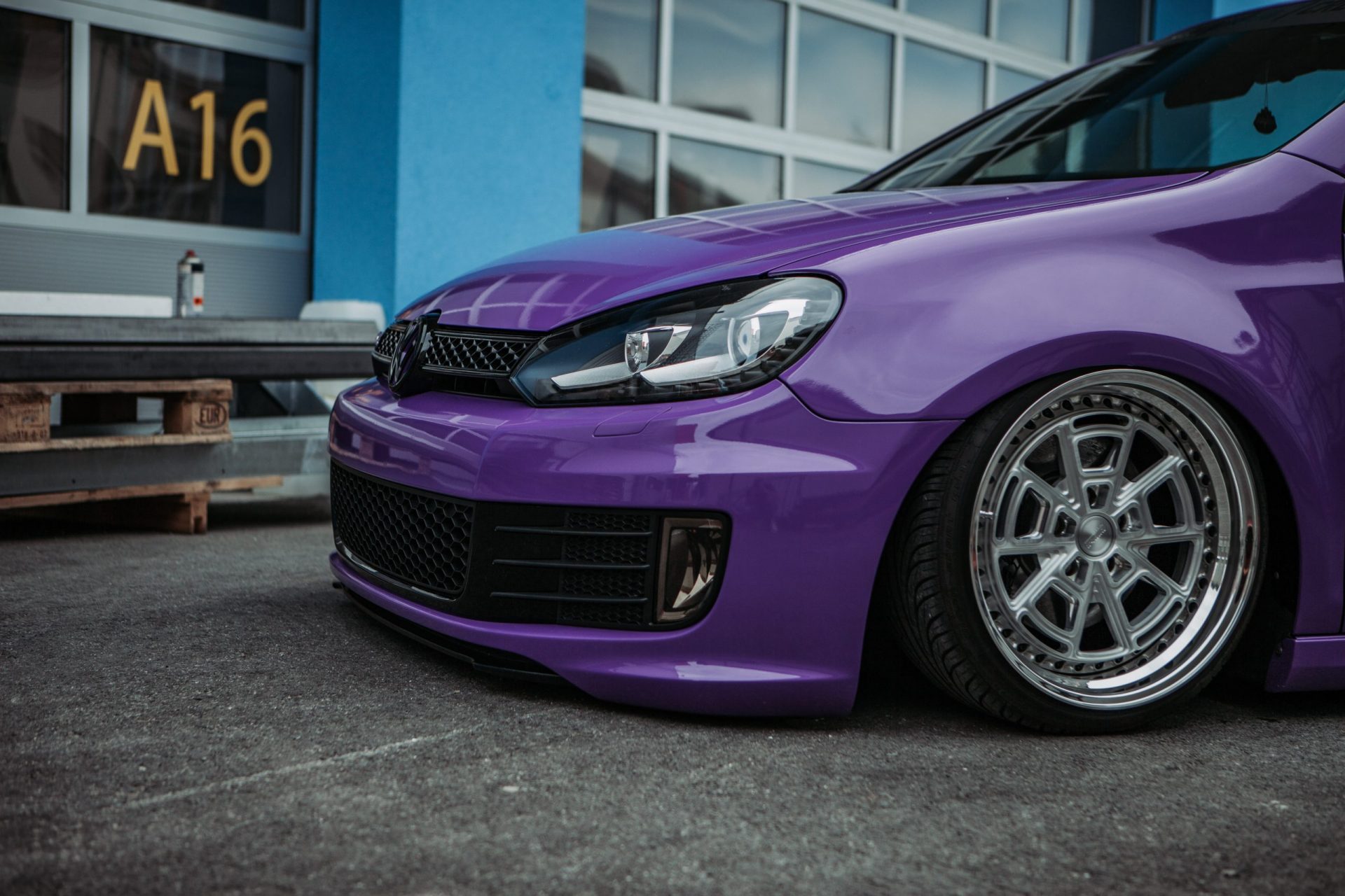 Vollfolierung_VW_Golf_VI_GTI_in_violett mit Rad48