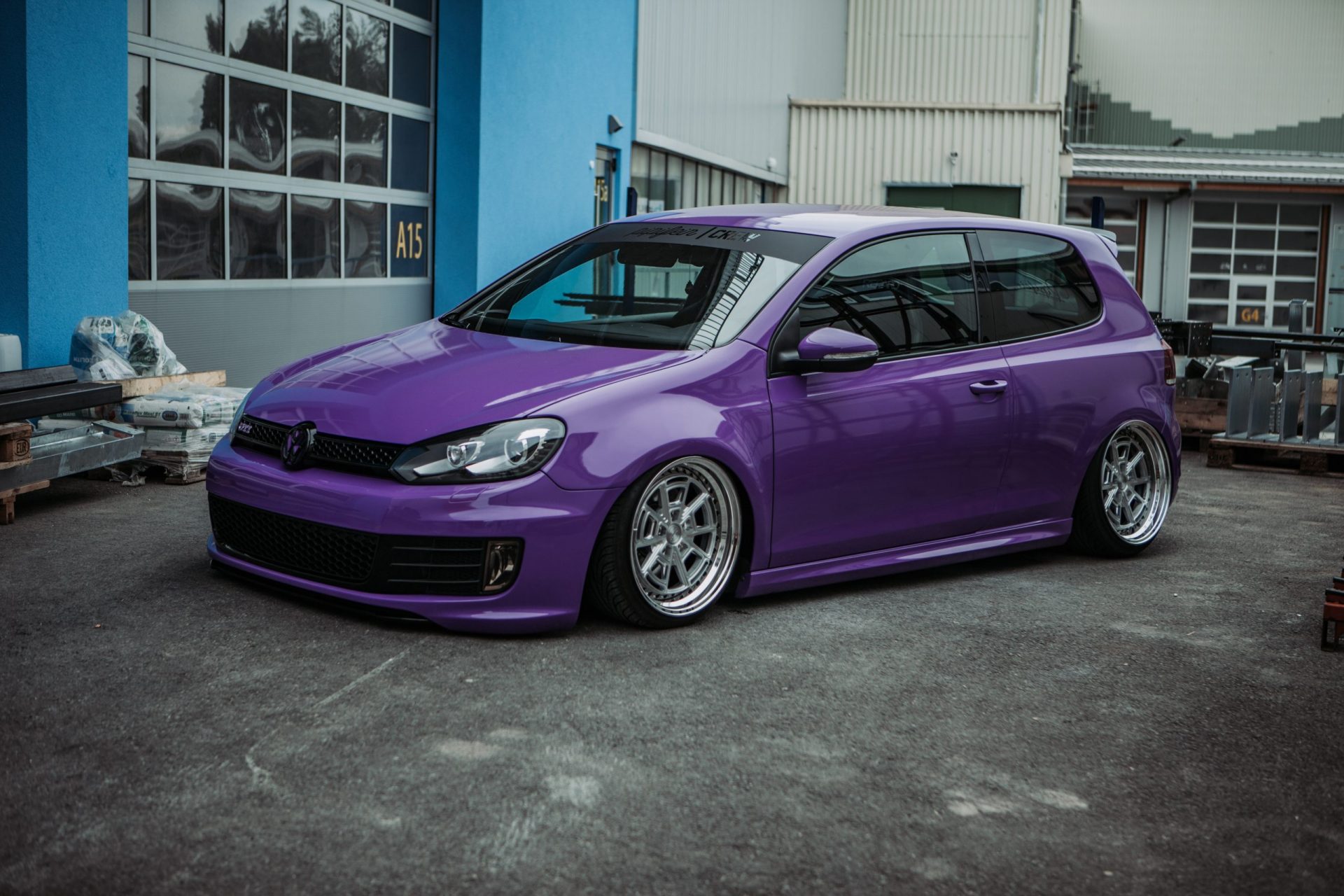 Vollfolierung_VW_Golf_VI_GTI_in_violett mit Rad48