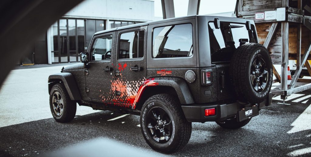 Designfolierung camouflage Jeep Wrangler mit roten spritzern