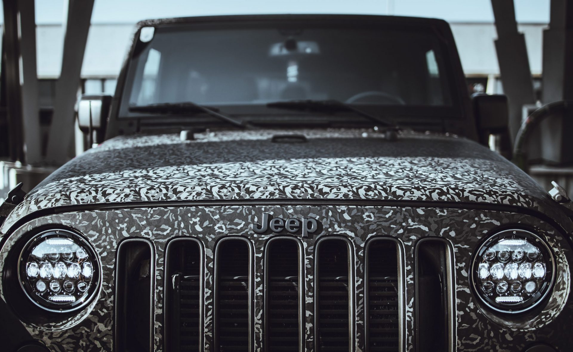 Front von einem Jeep Wrangler, Vollfolierung camouflage mit Design