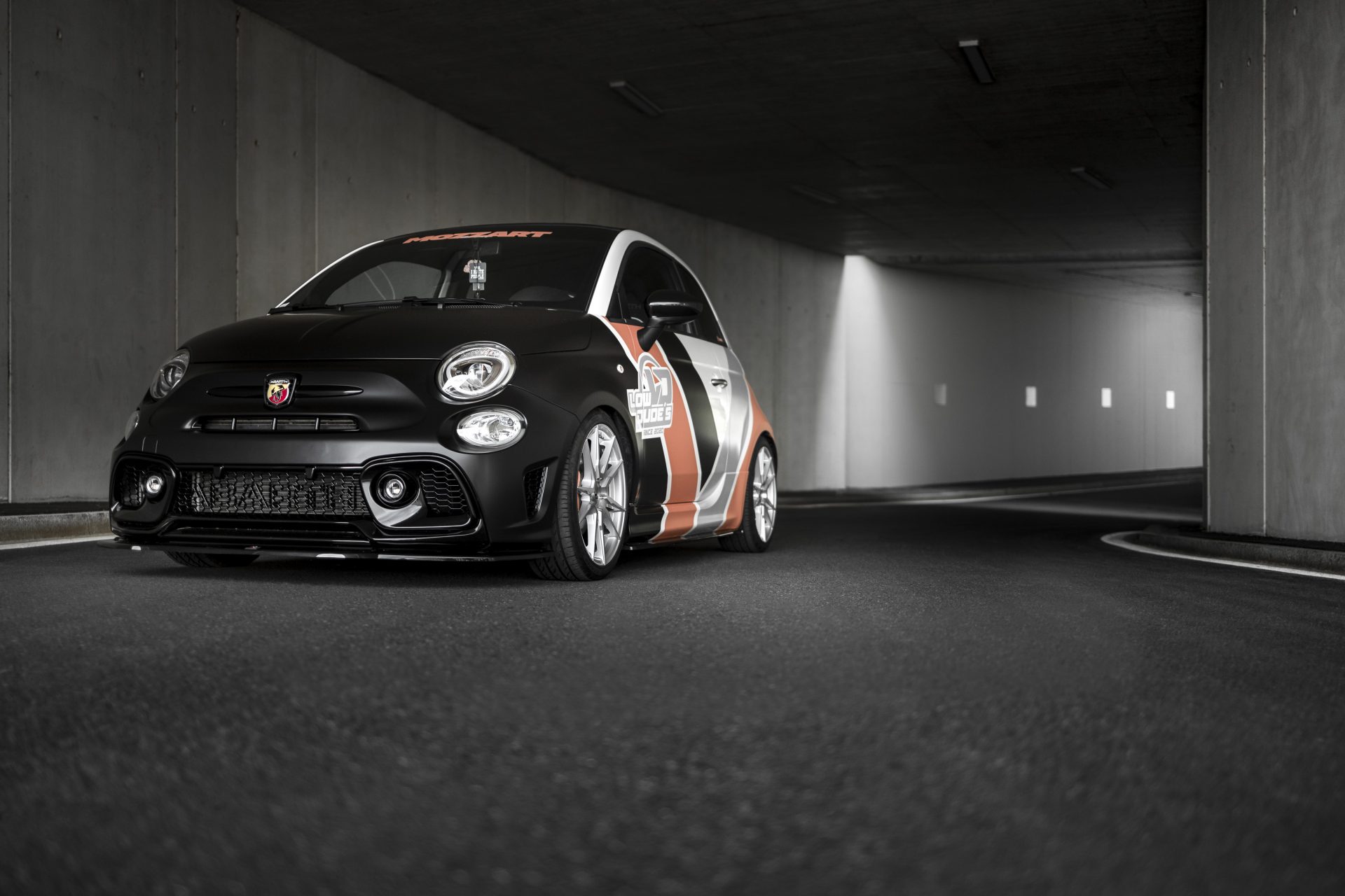 Frontansicht von einem Fiat Abarth mit einer Designfolierung lachs Autofolierung Salzburg