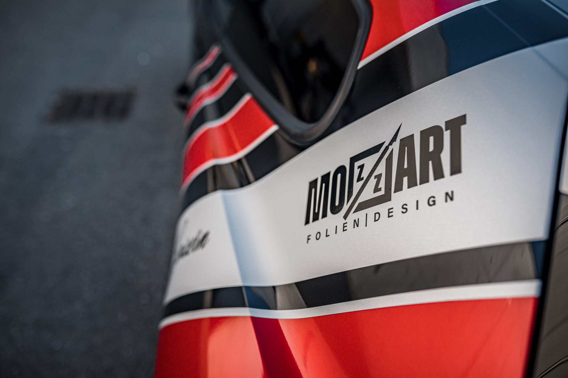 Teilfolierung detailbild mozzart logo design Autofolierung Salzburg