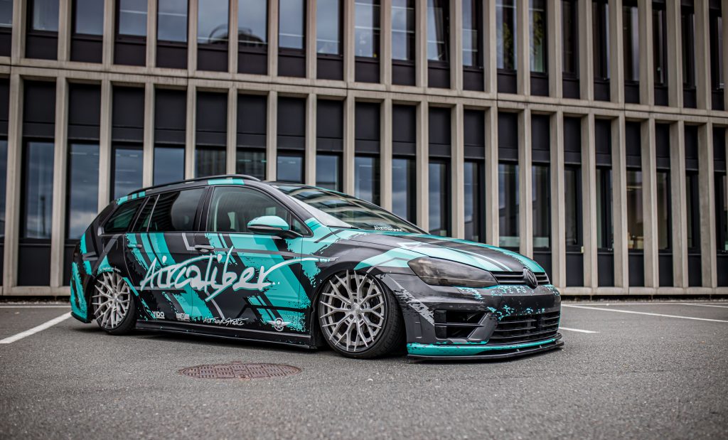 Golf 7 mit Luftfahrwerk foliert im Digitaldruck Design grau mint dreckig mit Aircaliber Logo, mit Scheinwerfertönung, folierer mit Grafik design in Salzburg