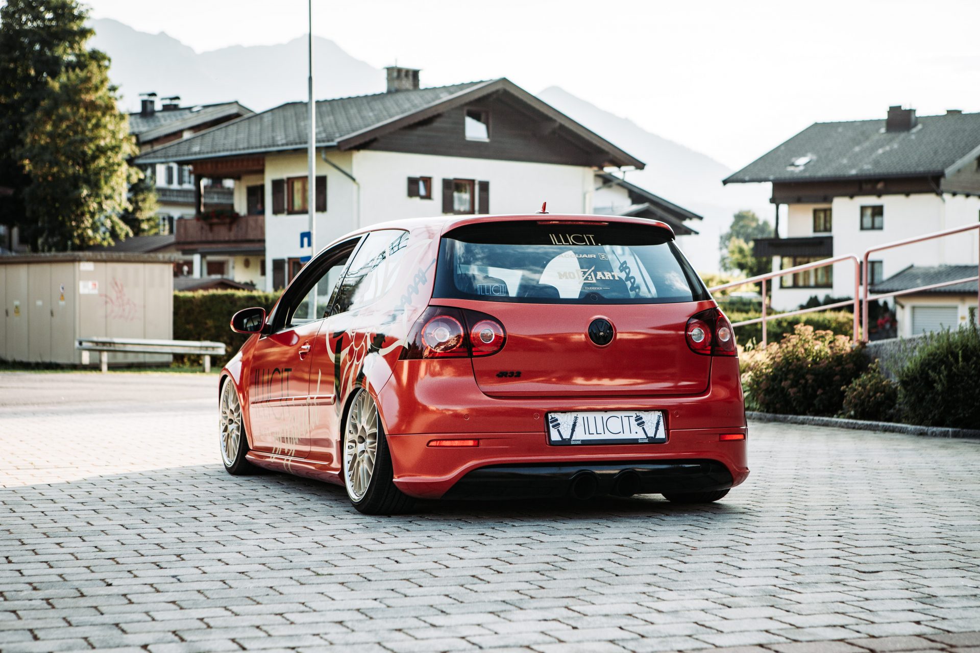 Autofolierung, car wrapping, rote Vollfolierung mit Illicit beschriftung auf einem VW_Golf_V in Tirol mit Luftfahrwerk