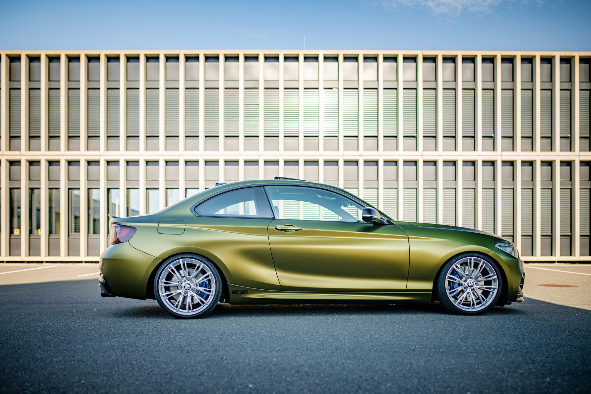 Ein zweier BMW voll foliert in einer gold-grün schimmernden speziellen flipflop Folie mit einem seidenmattem Finish. Autofolierung in Salzburg