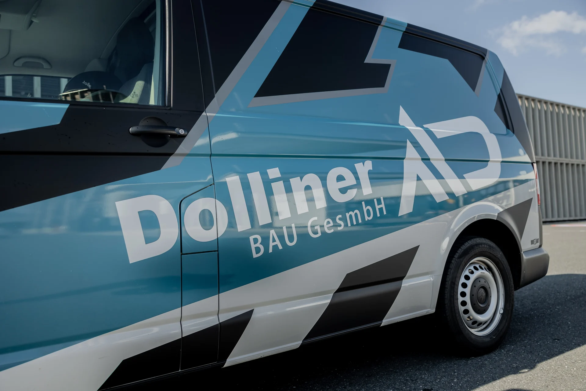 Firmenbeklebung Logo Folierung Dolliner Bau VW T5 Bus