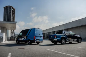 VW Crafter und VW Amarok Solidshot Fahrzeugbeschriftung in matt schwarz und matt blau