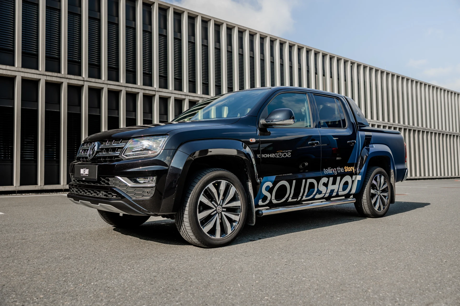 matt blaue Solidshot Fahrzeugbeschriftung VW Amarok