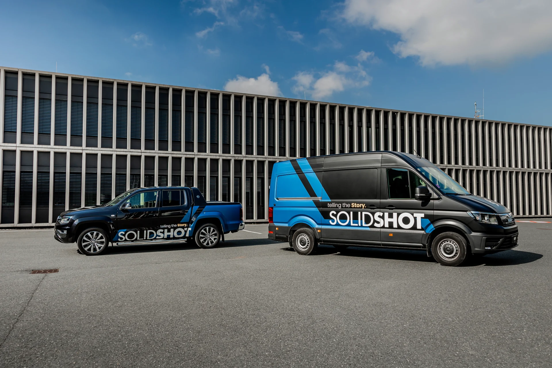 matt blaue Solidshot Foliendesigns auf einem VW Crafter und VW Amarok