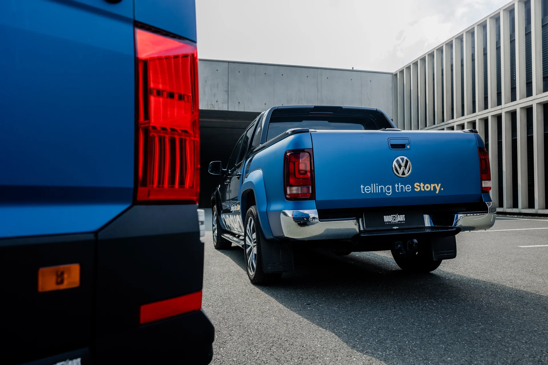 matt blaue Solidshot Fahrzeugbeschriftung VW Amarok