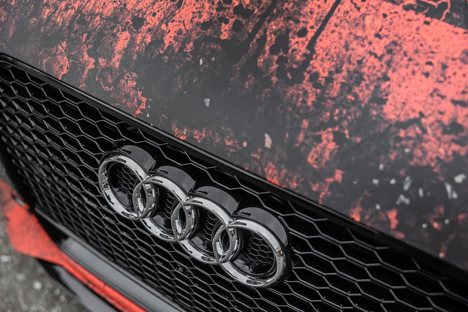 Audi a4 Motorhaube foliert mit used-look Digitaldruckfolie