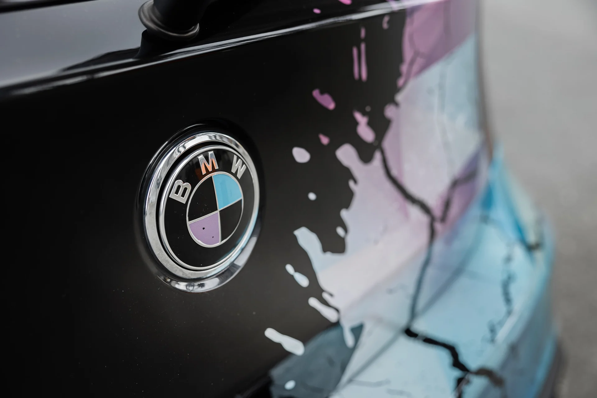 BMW Emblem mit pinker Folierung
