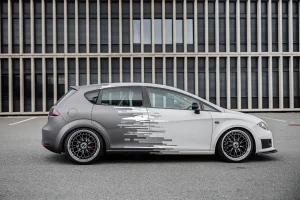 Seat Leon mit Chrome Auto Folierung und Designstreifen