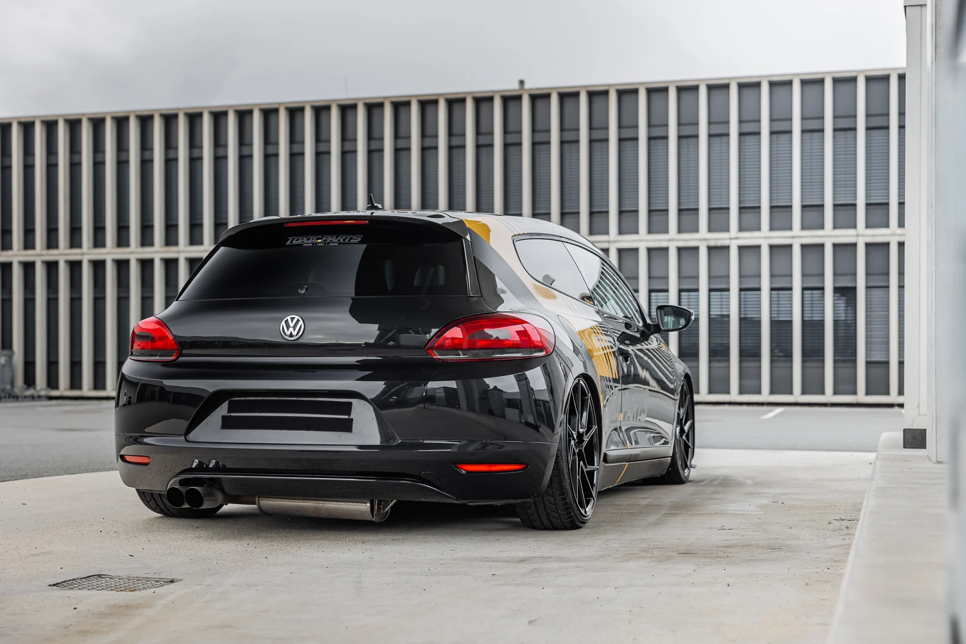 Heck von einem Tuning VW Scirocco mit Luftfahrwerk und MB Felgen