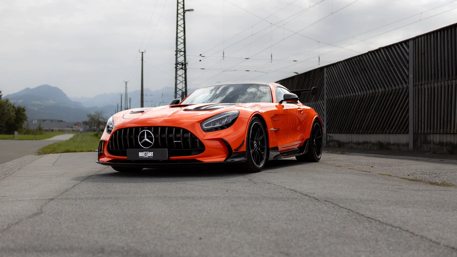 Frontansicht von einem Mercedes Benz AMG GT Black Series mit einer transparenter XPEL Steinschlagschutz Folierung aus Salzburg