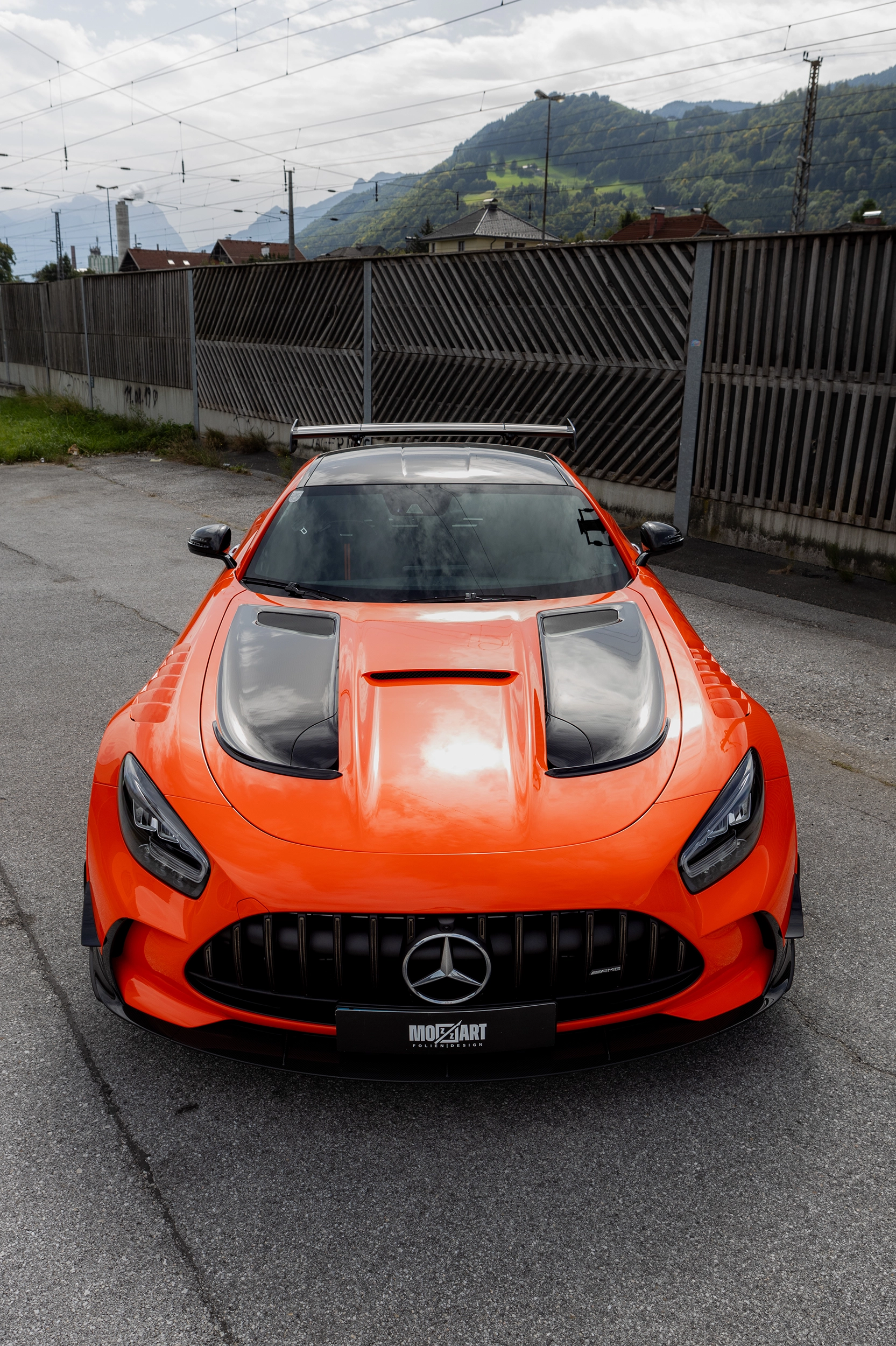 Frontansicht von einem Mercedes Benz AMG GT Black Series mit einer transparenter XPEL Steinschlagschutz Folierung aus Salzburg