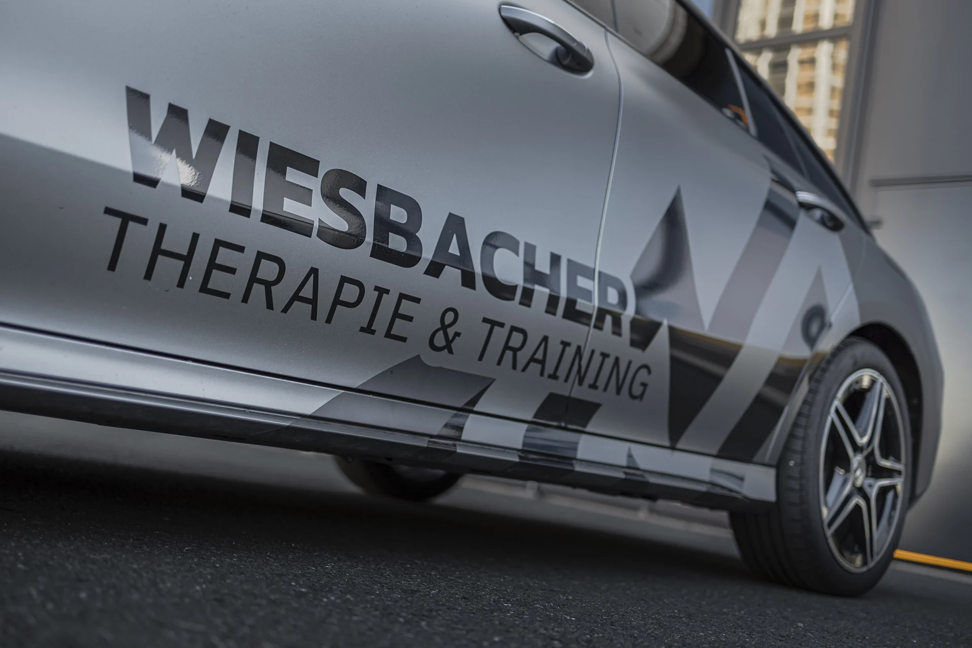 Therapie&Training Beschriftung auf einem Mercedes CLA