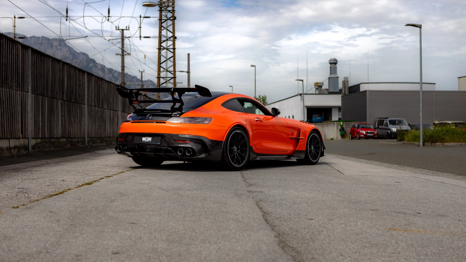 Heckansicht von einem Mercedes Benz AMG GT Black Series mit einer transparenter XPEL Steinschlagschutz Folierung aus Salzburg