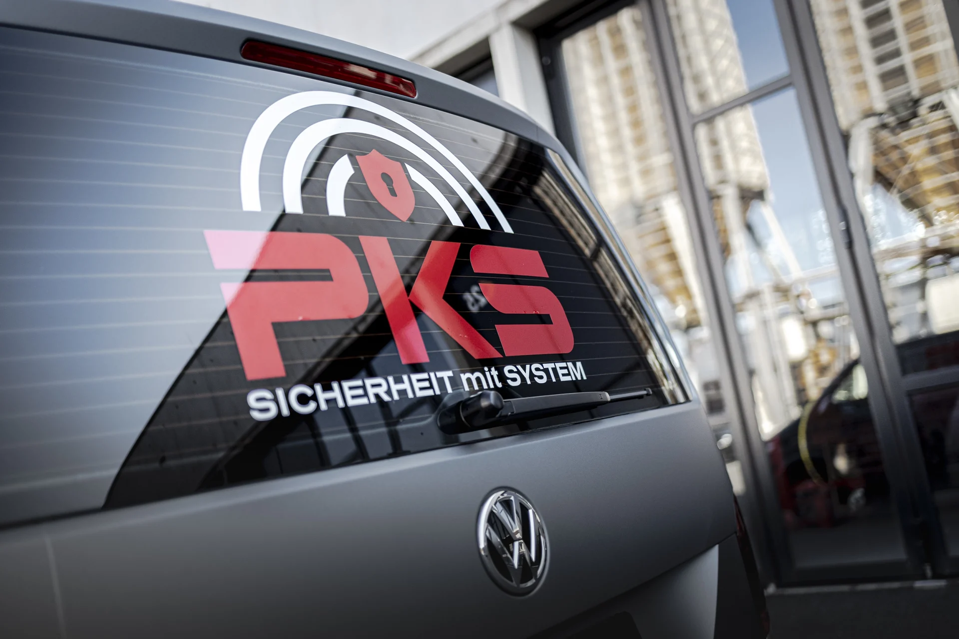 PKS Aufkleber auf einer VW T6 Heckscheibe foliert
