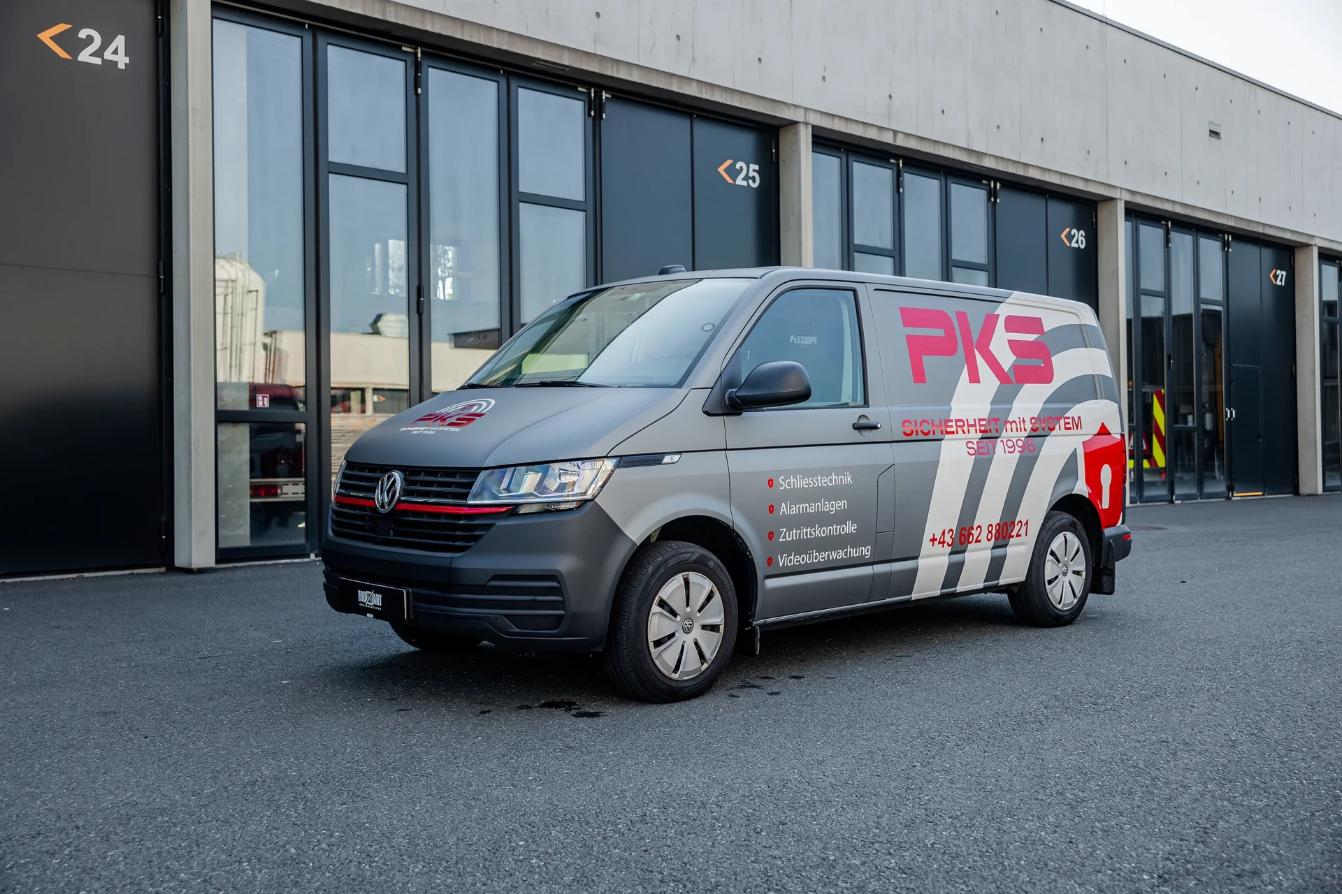 VW T6 Gunmetal grey Folierung und mit PKS Firmenbeschriftung aus Salzburg