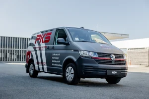 VW T6 Gunmetal grey Folierung und mit PKS Fahrzeugwerbung aus Salzburg