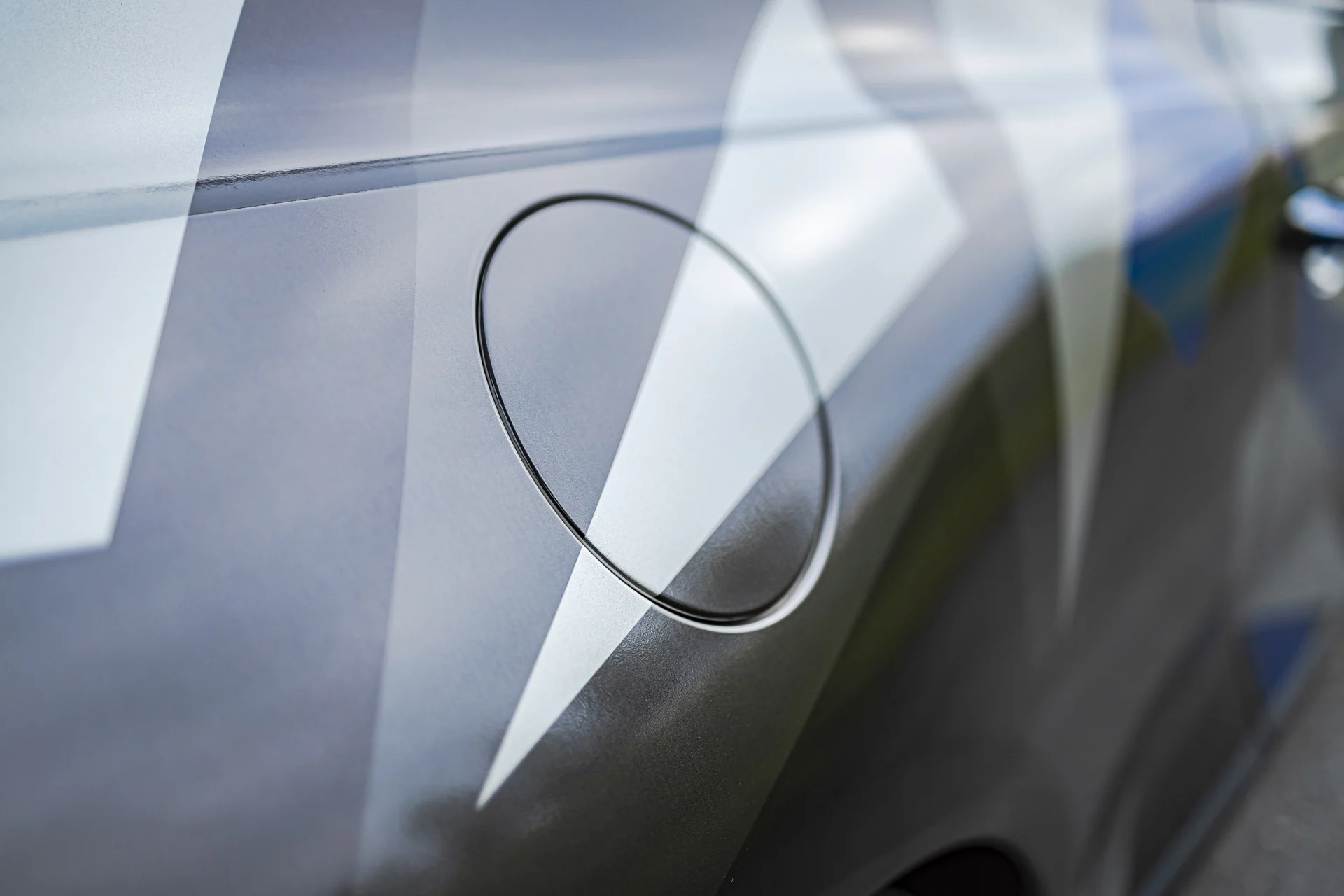 blau graue metallic Digitaldruckfolierung an einem VW Scirocco