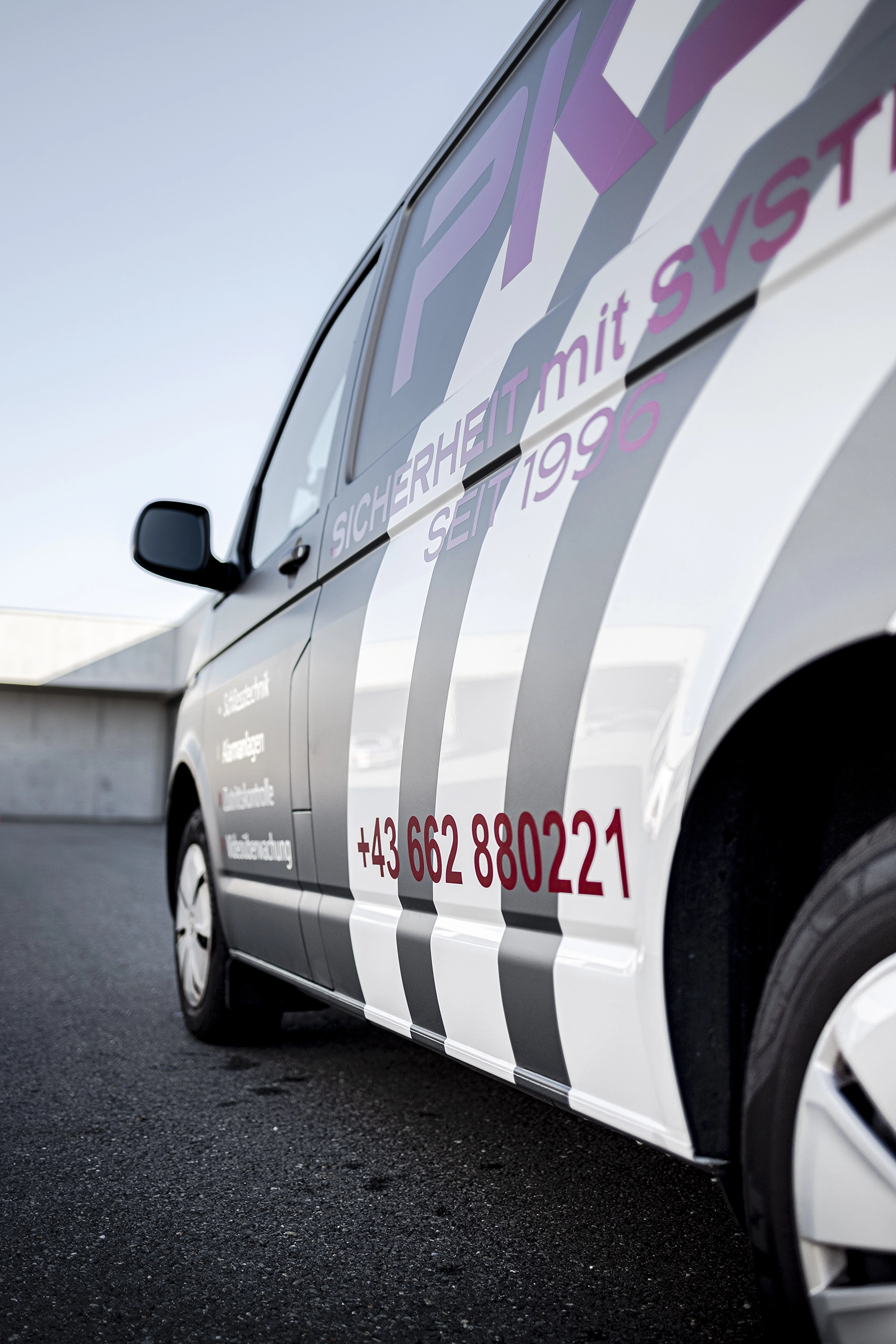 VW T6 Gunmetal grey Folierung und mit PKS Fahrzeugwerbung aus Salzburg