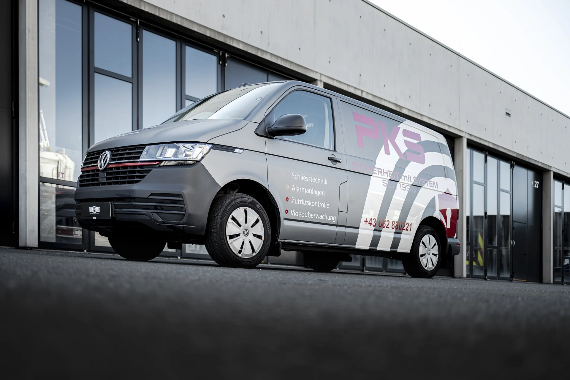 VW T6 Bus mit Vollfolierung und PKS Fahrzeugwerbung aus Salzburg