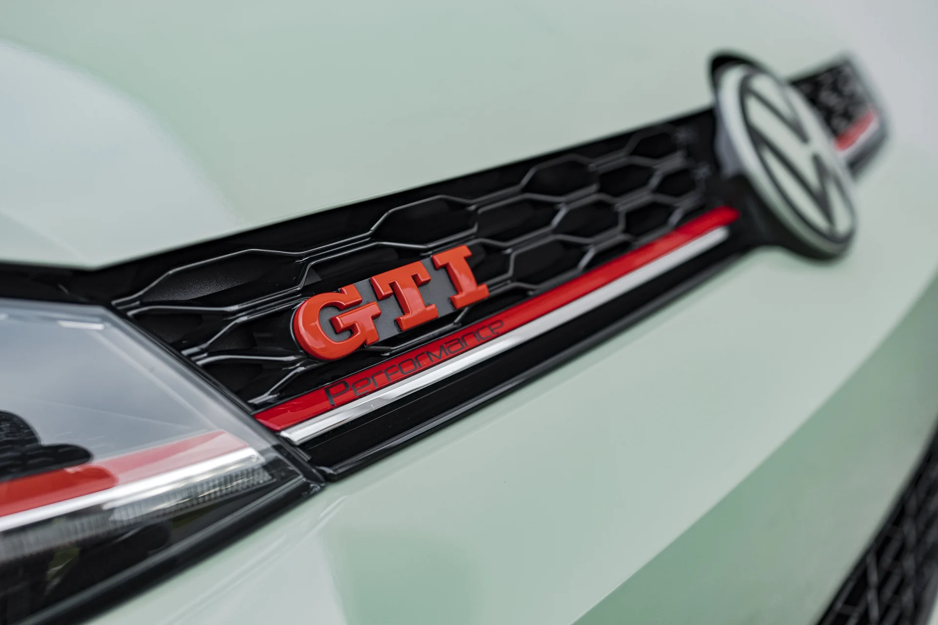 Reseda grüne Fahrzeugfolierung mit rotem GTI Emblem