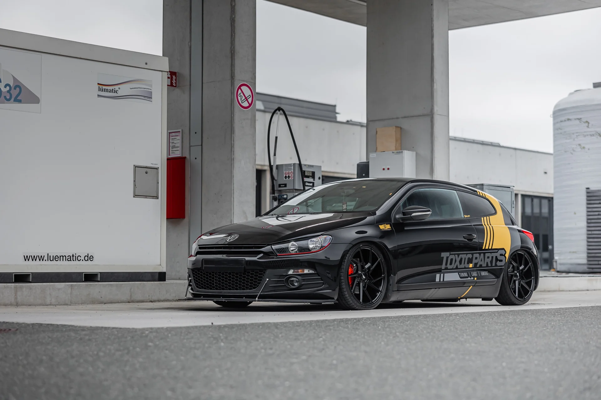 bagged VW Scirocco mit Firmenbeschriftung und MB Felgen