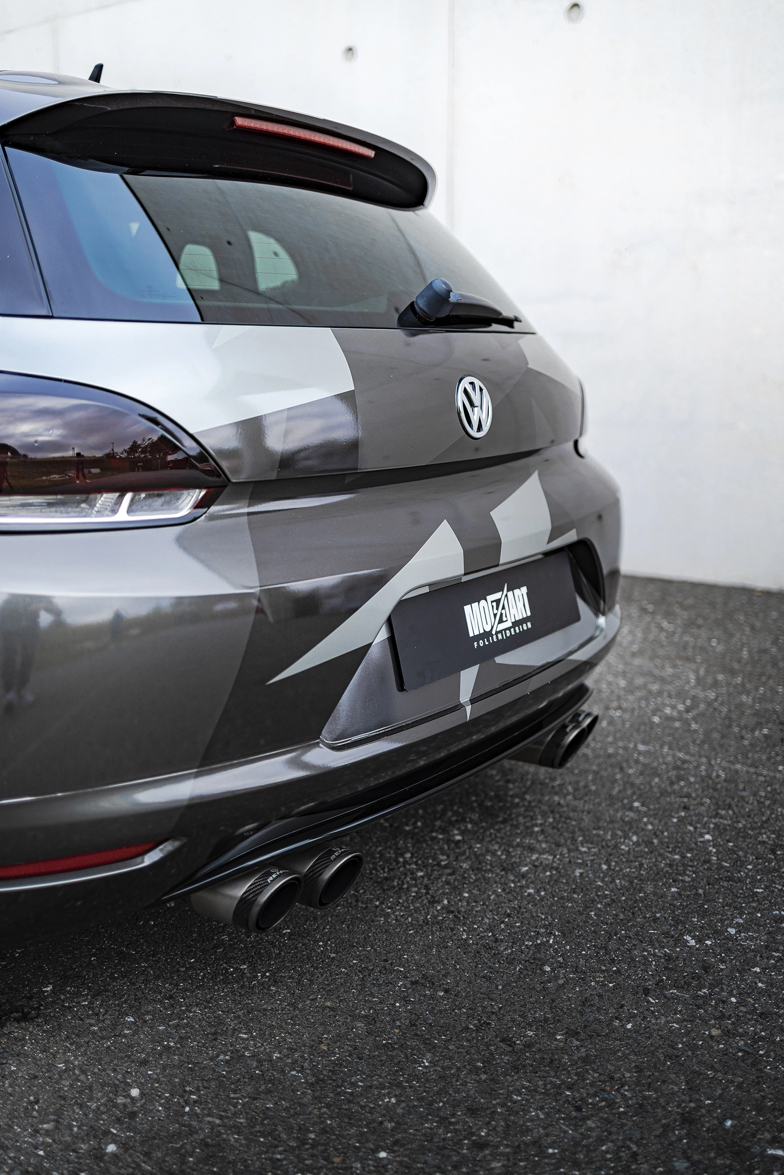 VW Scirocco Stoßstange mit metallic grauer Digitaldruckfolierung aus Salzburg
