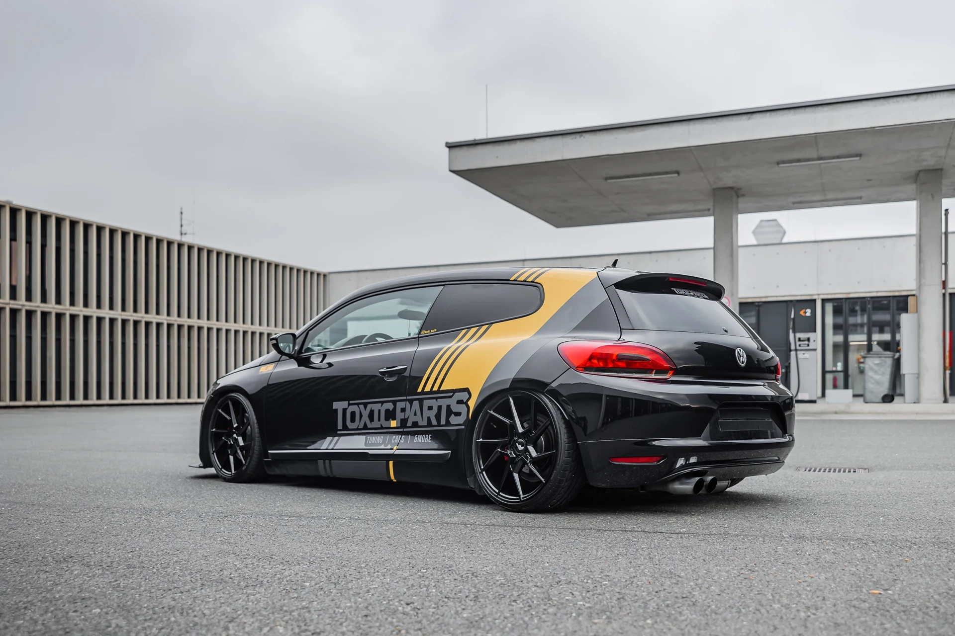 bagged VW Scirocco mit cooler Firmenbeschriftung und MB Felgen