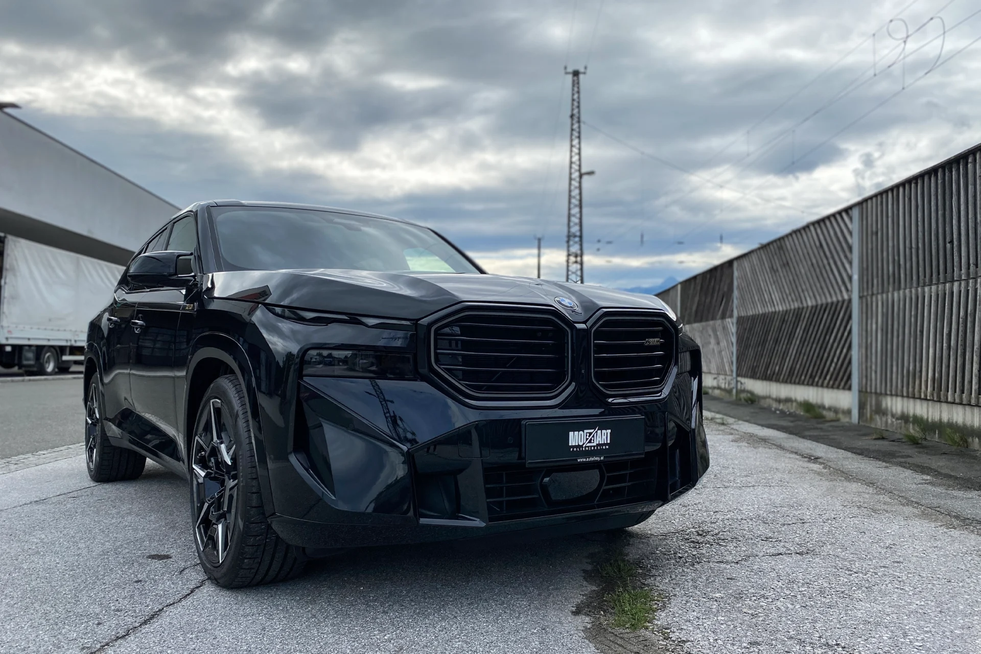 BMW XM mit einer Lackschutzfolie von Mozzart Foliendesign Salzburg