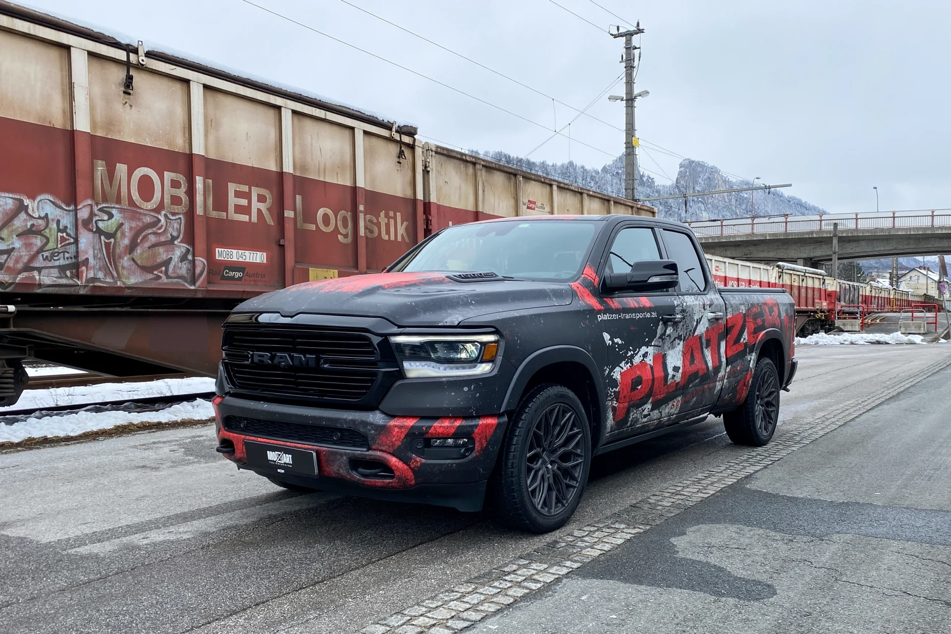 Dodge Ram voll foliert mit used-Look Design Digitaldruckfolie und Platzer Transport Beschriftung