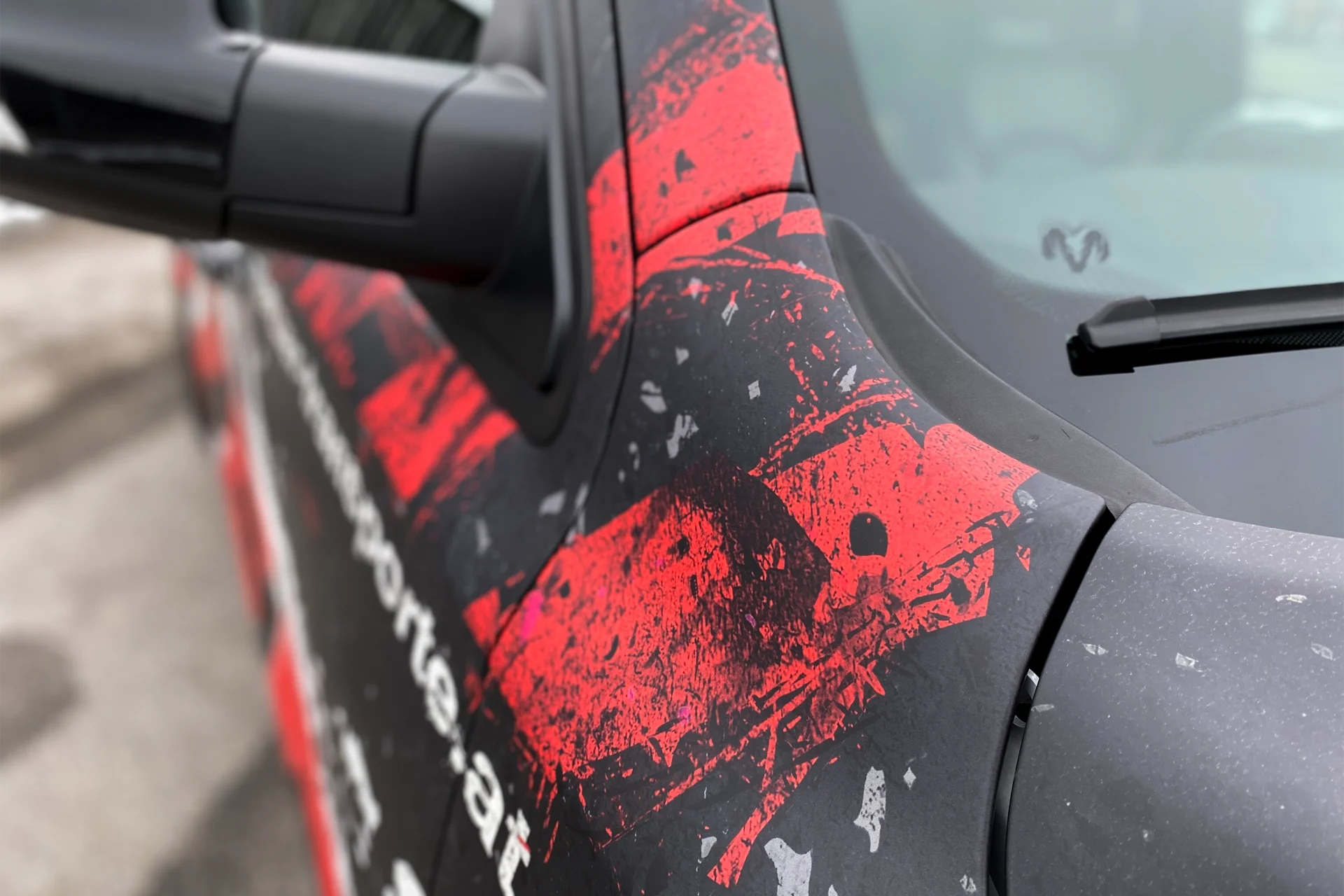Dodge Ram Kotflügel Details von Ecken und Kanten einer Digitaldruckfolierung
