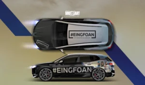 BMW iX mit Kampagnenfolierung BMW #eingfoan in blau-gelbem Verlauf mit Papierstruktur und großflächiger Typografie und Sportlern und Piloten