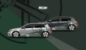 Flottenfolierung Autoglas Salzburg – zwei VW Golf im einheitlichen Firmen­design mit grün-grauer Teilfolierung und Autoglas-Branding