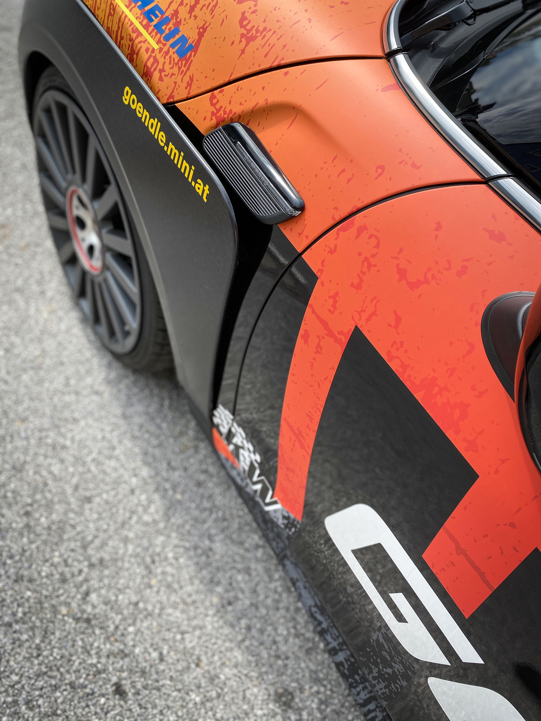 Details von einer Digitaldruck verlauf folierung, matter rot gelber verlauf, Autohaus göndle mini Cooper John Works