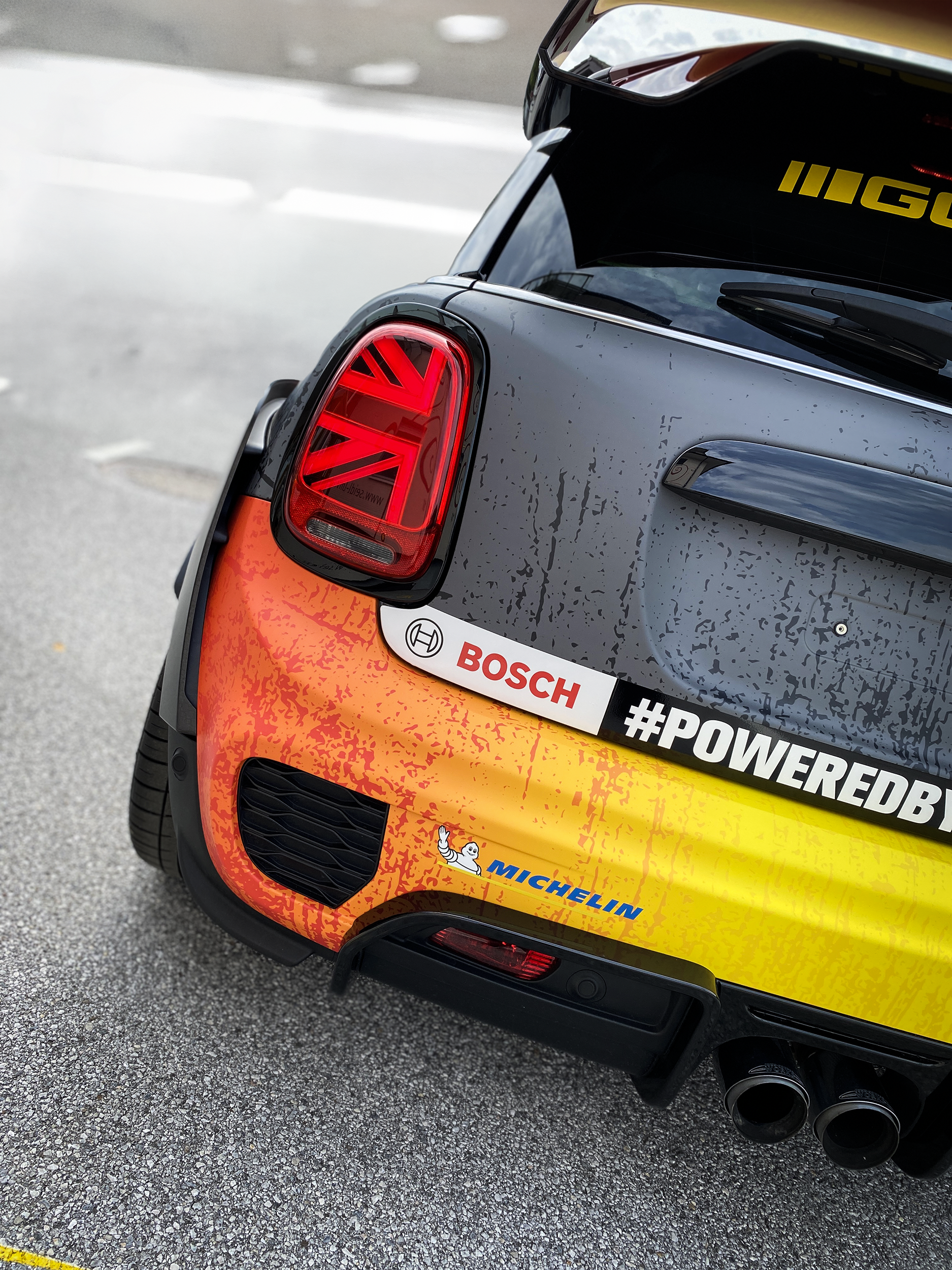 Autohaus Göndle Mini Cooper John Works mit Motorsport Verlauf Folierung in gelb rot
