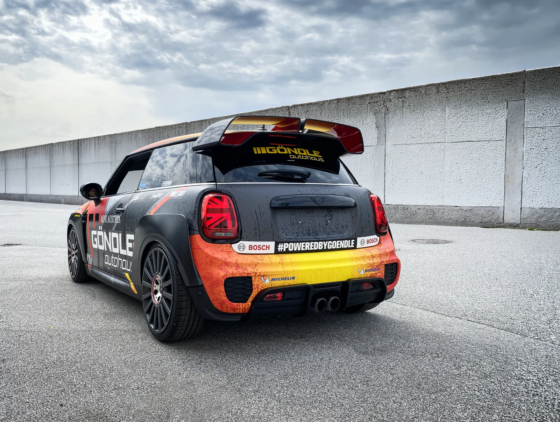 Motorsport Mini Cooper John Works von Autohaus Göndle mit Verlauf Folierung grau rot gelb mit Used-Look