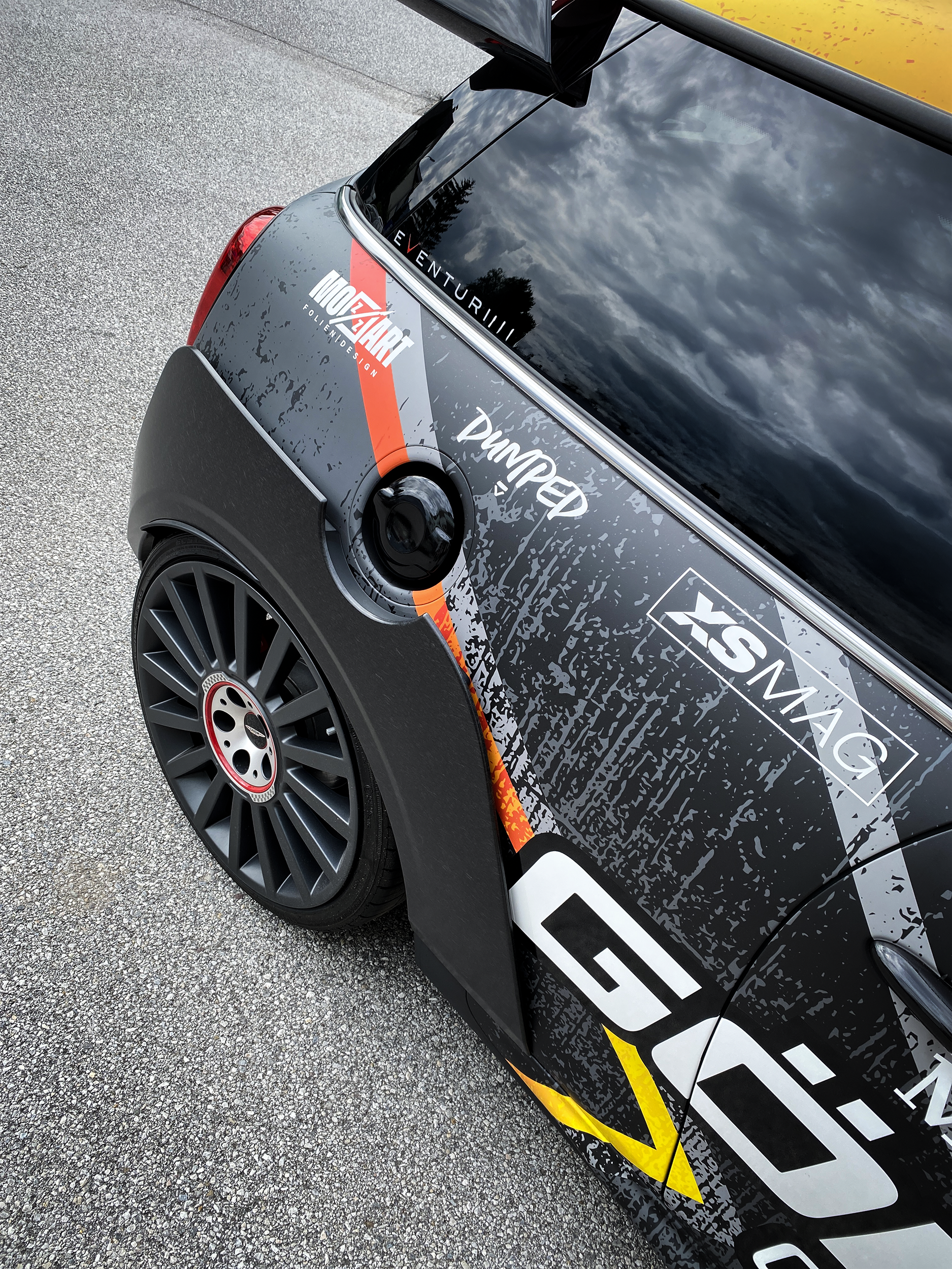 Mini Cooper John Works Verlauf Folierung mit Autohaus Göndle, Dumped Beschriftung für den Race-look