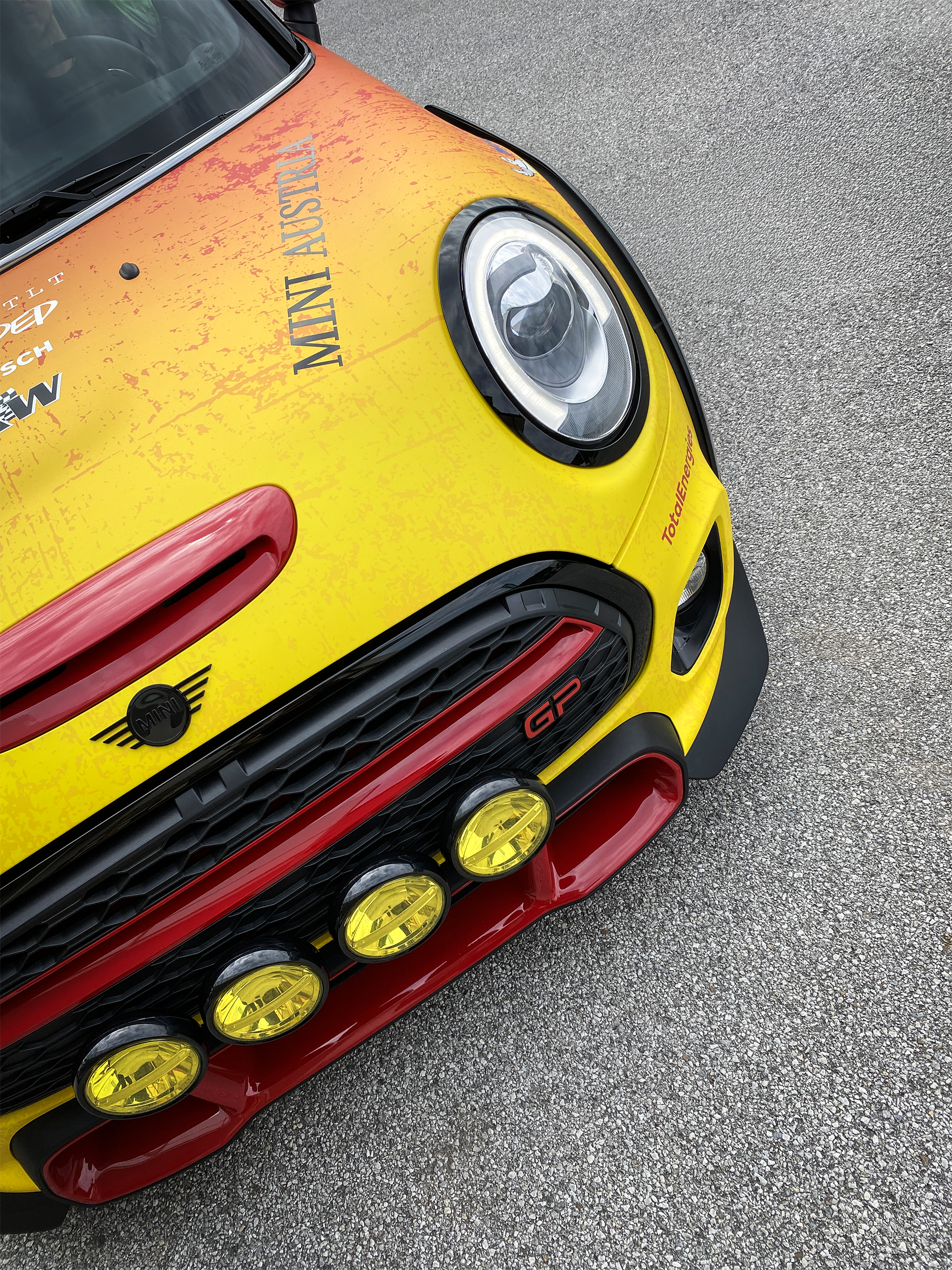 John Cooper Work Front mit Verlauf Folierung von gelb nach rot mit Used-Look und vielen roten Details für eine Motorsport Optik
