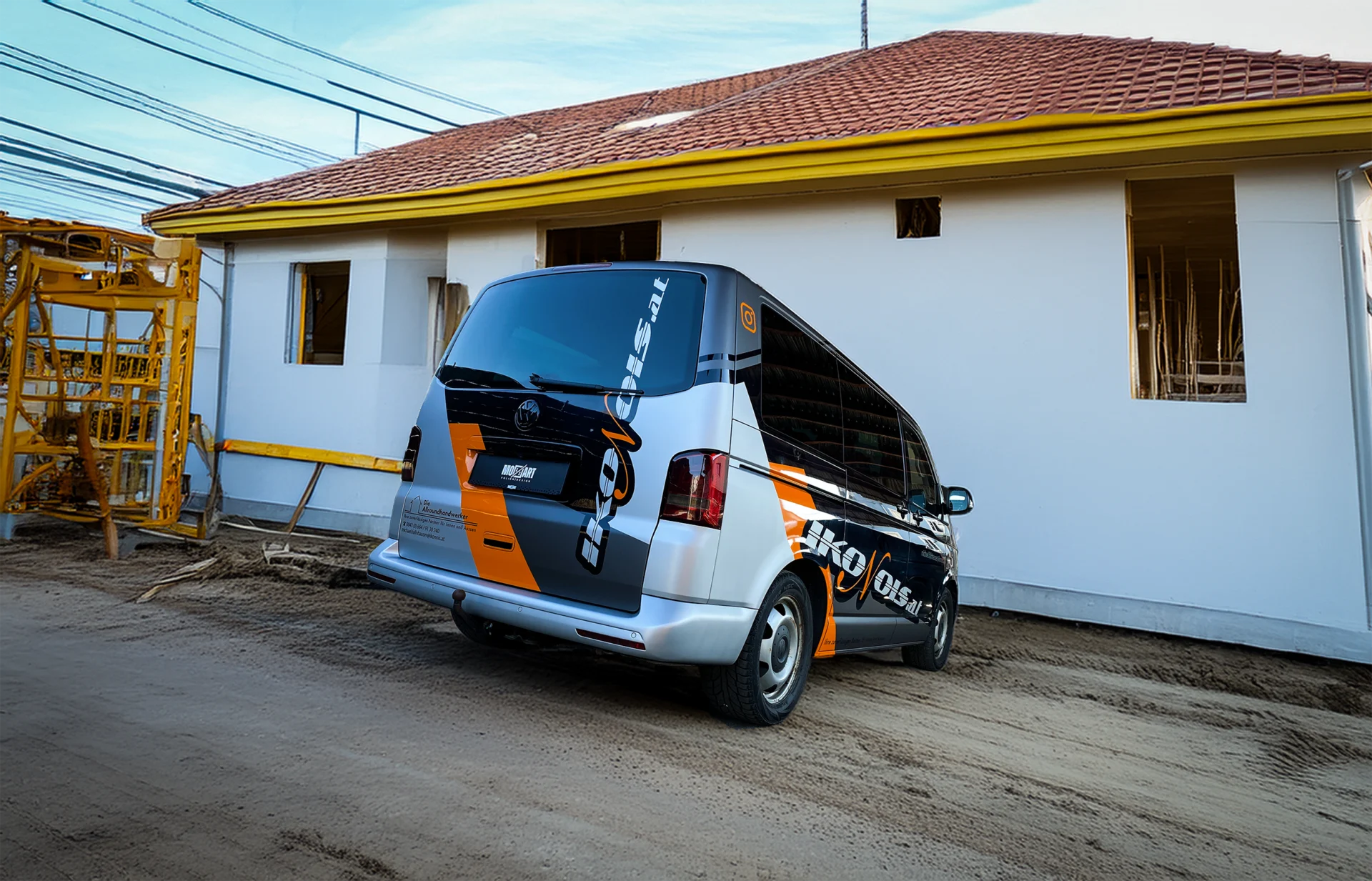 Fahrzeug von der Flotte Ikonois Handwerker VW T5 Folierung im Corporate Design, einheitliche auffällige Fahrzeugwerbung für Handwerker