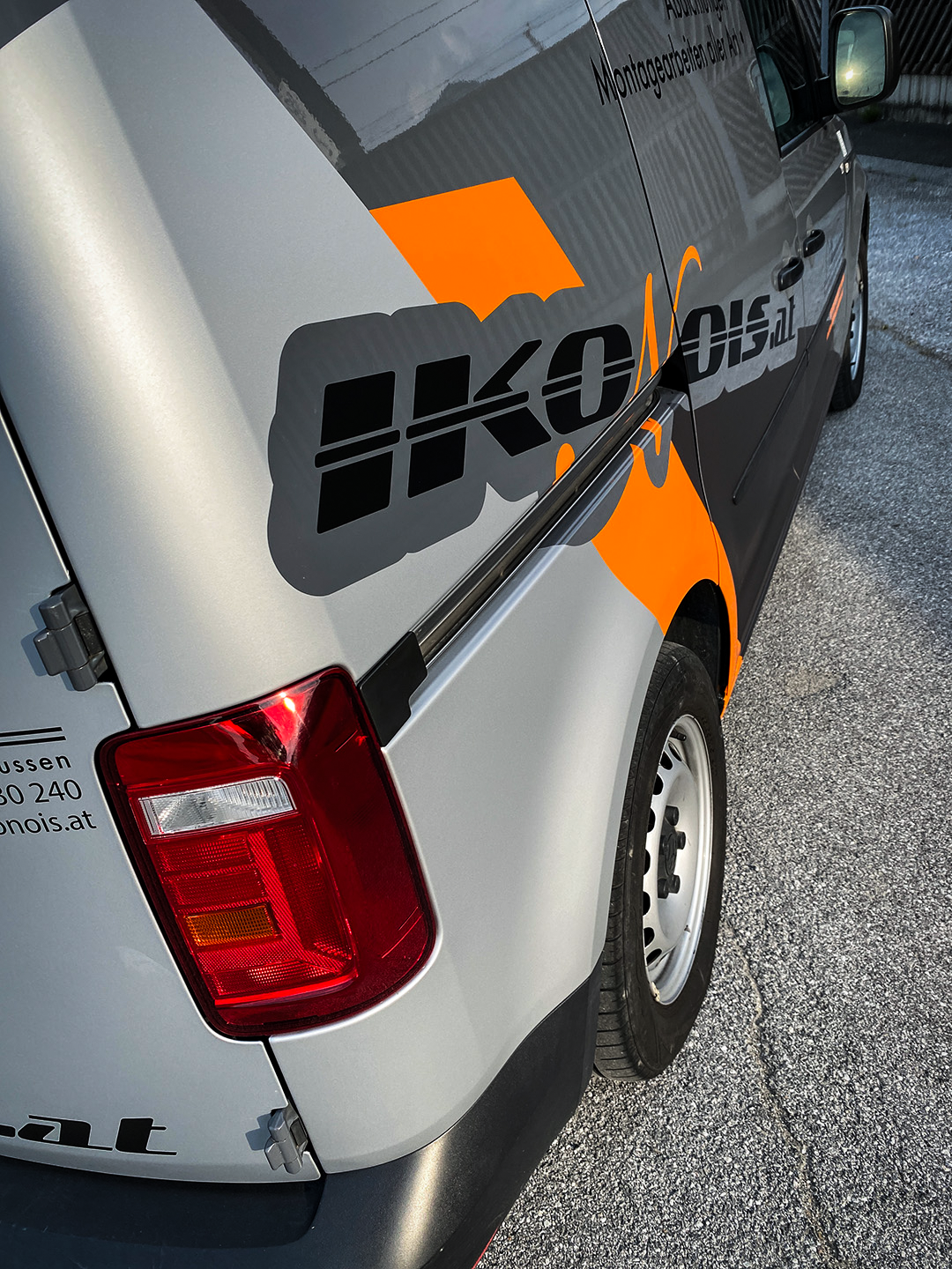 Fahrzeugflotte im Corporate Design für Ikonois, Transporter, PKW und Baumaschine mit einheitliche auffällige Fahrzeugwerbung für Handwerker