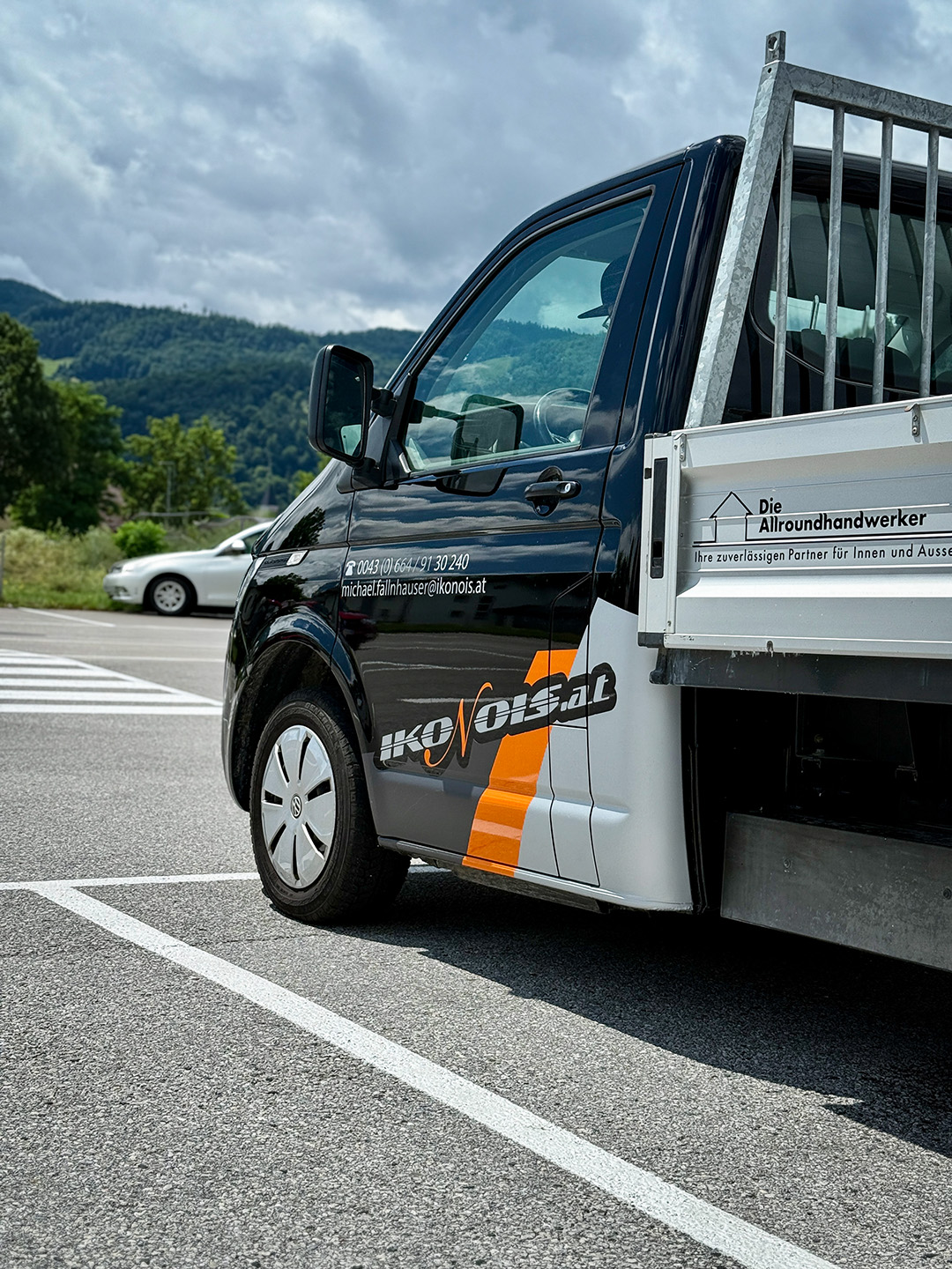 Fahrzeugflotte im Corporate Design für Ikonois Handwerker Hallein, Baufahrzeug VW T6 Pritsche mit einheitlicher auffälliger Fahrzeugfolierung, sauber verarbeitet